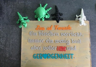 Es Ist Ein Shild Das Auf Plexiglas Aufgeklebt Ist. Ist Selbst Gestalt Neu
