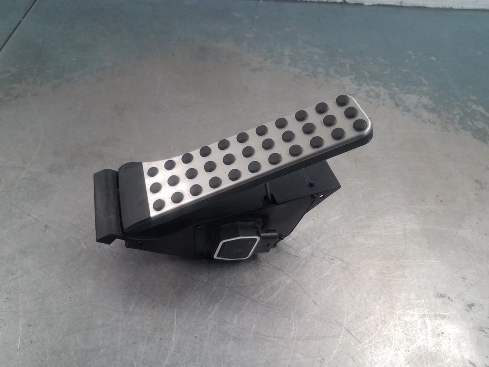 Mercedes Benz AMG C 63 2009 acelerador acelerador pedal #4942 i4 Foto 2 de 4