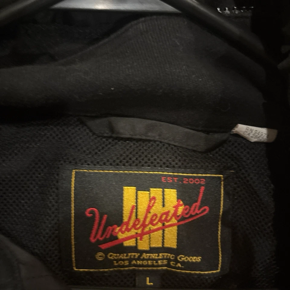 Chaqueta cortavientos negra para hombre Undeafeted negra y roja talla XL cremallera con capucha Foto 2 de 3