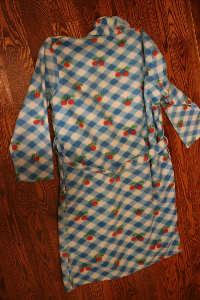 Bata envolvente de cerezas de colección Seven Apparel con cinturón chal cuello nube suave  Foto 3 de 4