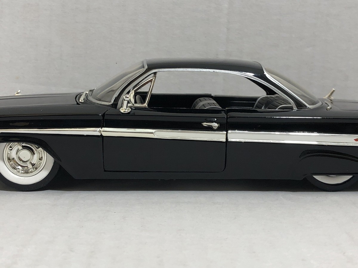 【廃番】1961 Chevy Impala ブラック　Jada 1/24 JADA SHOWROOM FLOOR 1961 CHEVY IMPALA BLACK 1:24 DIECAST MODEL CAR