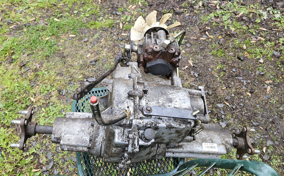 CUB CADET 2186 Shaft Drive Hydrostatic Transmission - 18hp / 44