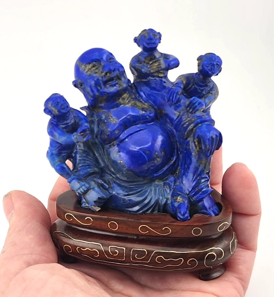 Buda semi-reclinable lapislázuli con 3 niños tallado a mano sobre base de madera Foto 2 de 4