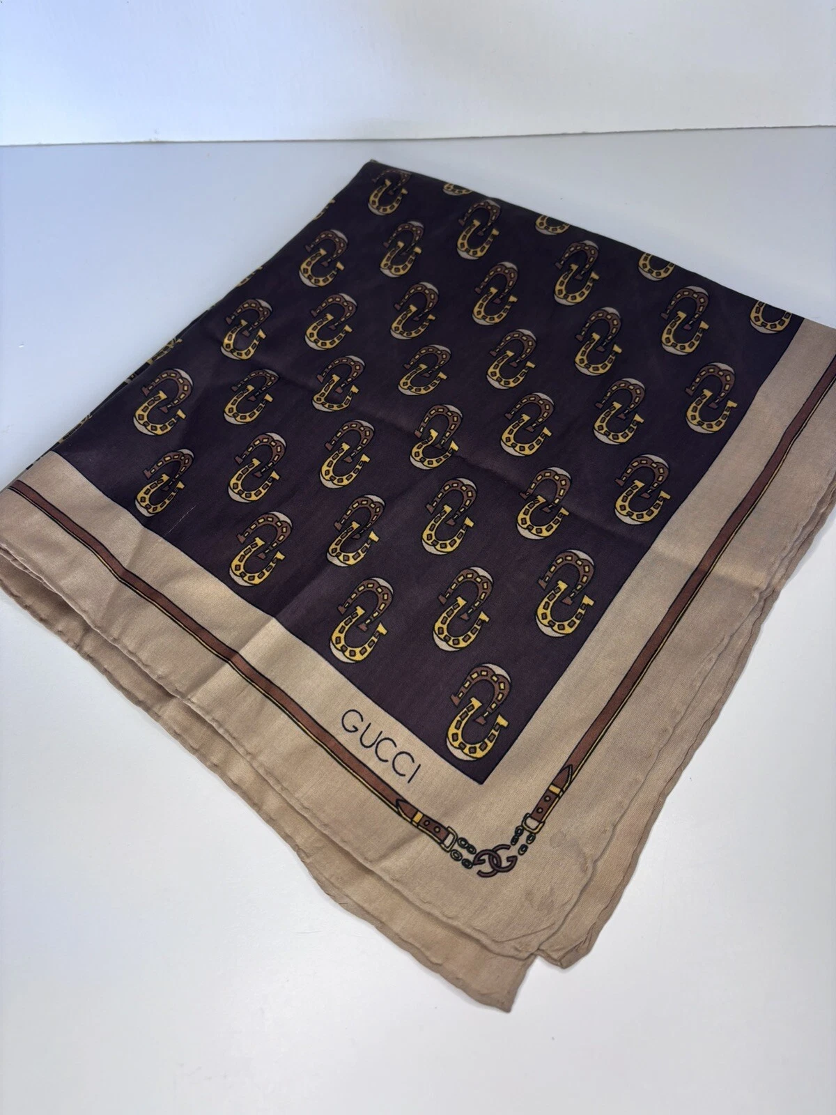 ?Foulard tête fer à cheval en soie Gucci 22” X 22”