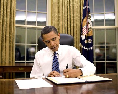 BARACK OBAMA SIGNS AN EMERGENCY DECLARATION FOR AR AND KY - 8X10 PHOTO (ZY-400)