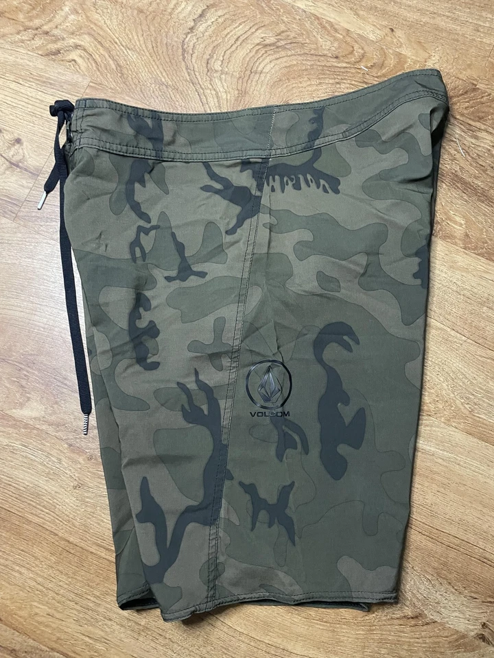 Volcom Boardshorts Mens 32 Green Camo Swim Trunks Cargo Pocket Mod tech - Image 4 of 4