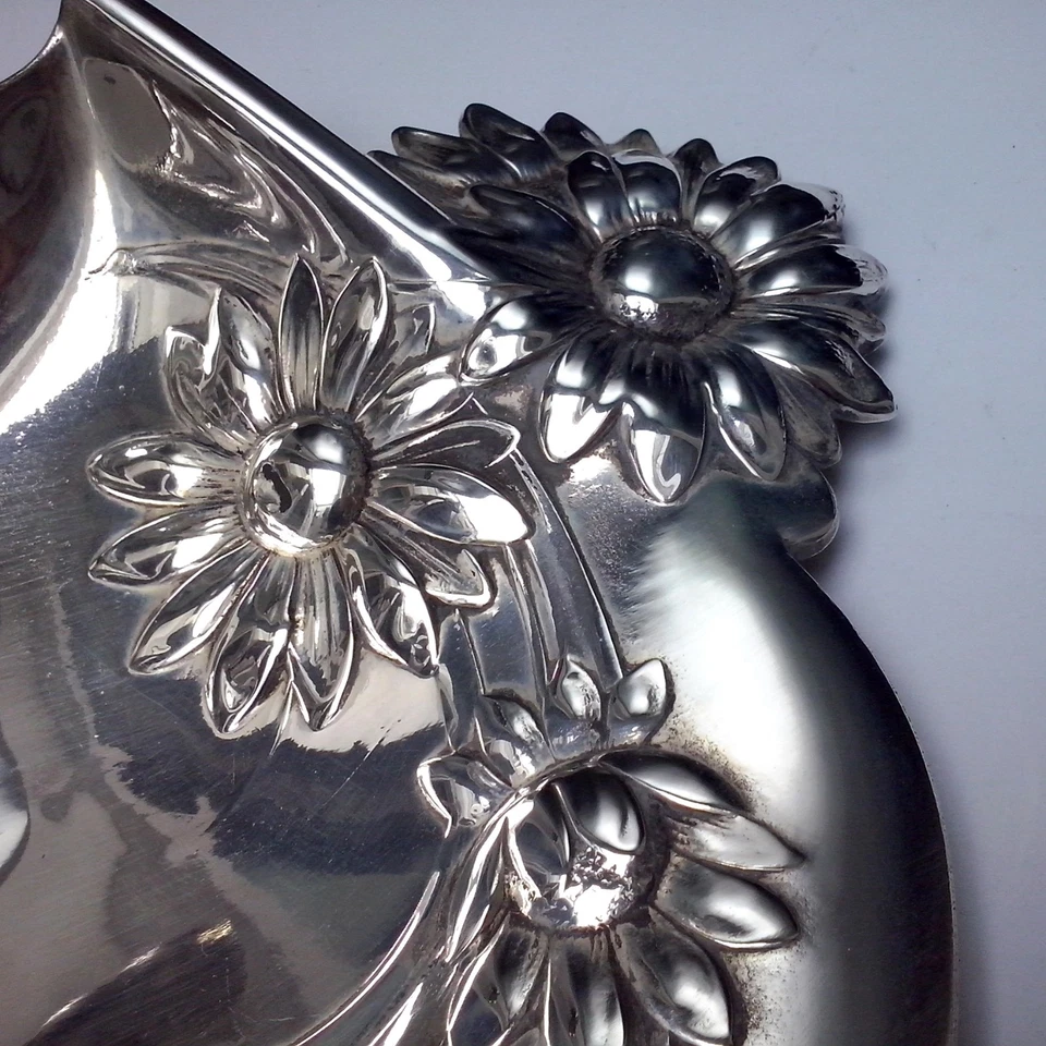 MARAVILLOSA BANDEJA FIGURATIVA ART NOUVEAU WMF plateada con patas de flor de margarita ca 1890 Foto 4 de 4