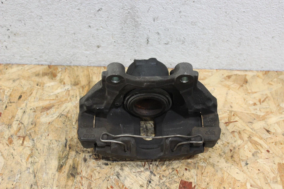 Оригинальный суппорт переднего тормоза со стороны пассажира M703285 1998-2001 Audi A6 - Изображение 4 из 4