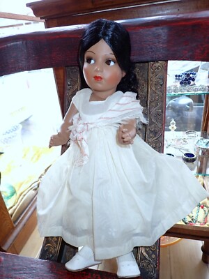 Vintage Kunststoff Puppe Elfenbein Kleid dunkle Haare bewegliche Augen Mitte bis Ende 20. Jahrhundert
