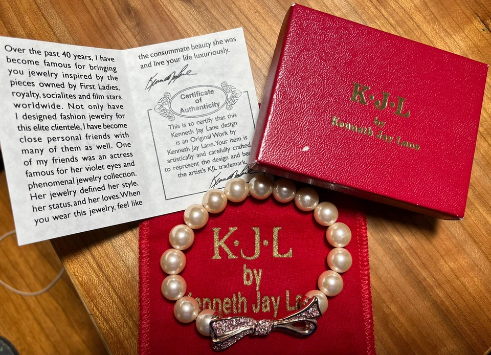 RARO Rosa 🎀 KJL Pavé Rosa Cristal y Perla Simulada Pulsera Rosetón con Caja Certificado de Autenticidad Foto 2 de 4