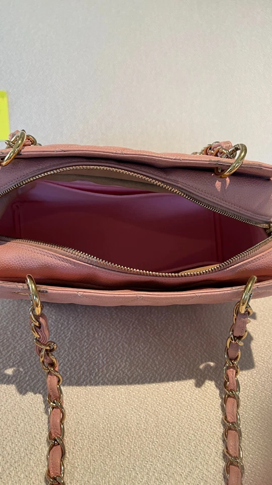 Bolsa tote Chanel rosa caviar pequena atemporal PTT 24k GHW 65400 - Imagem 2 de 4