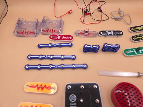 Lotto di oltre 40 pezzi Elenco Snap Circuits Ricambi, Ricambi - Foto 13 di 19