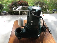 Zoeller M267 H - 1/2 HP Cast Iron Sewage Sump Pump (2") w/ Vertical Float