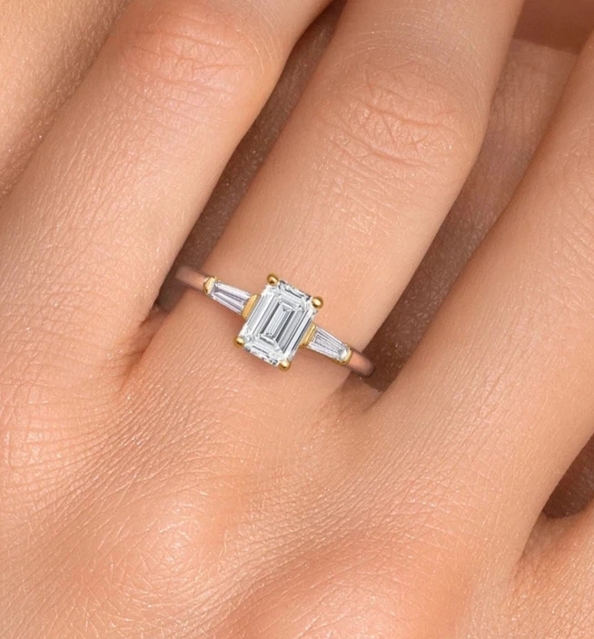 Anillo de compromiso de diamantes cultivados en laboratorio corte esmeralda central de 1,00 quilates de oro de dos tonos de 10 k Foto 2 de 4