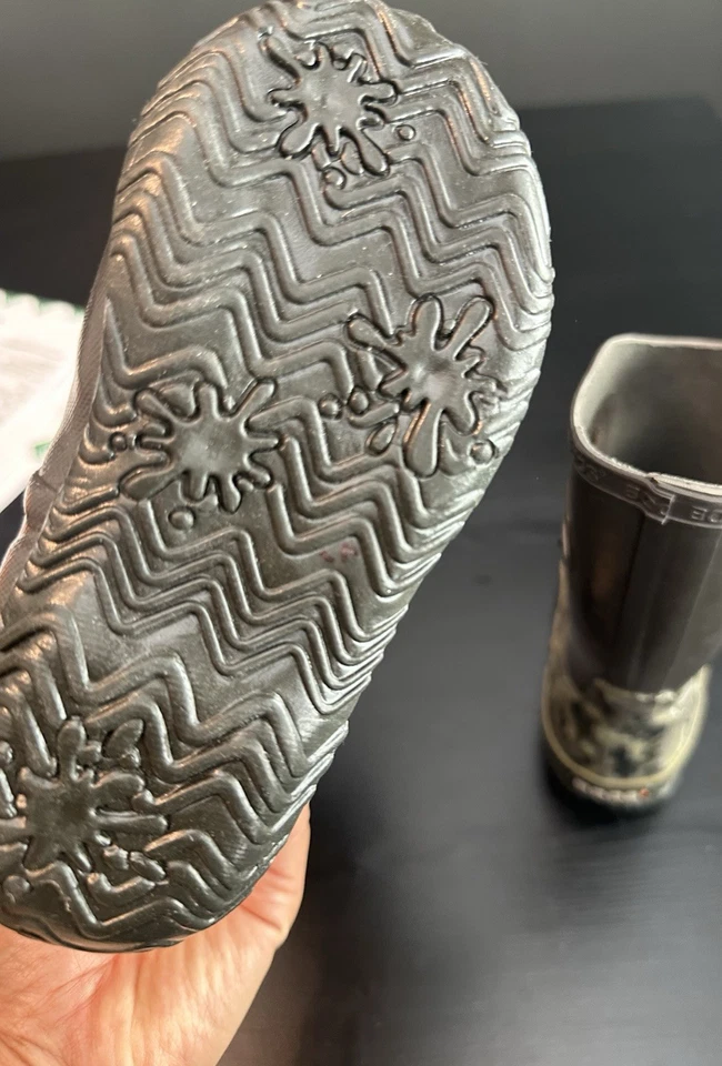 Bogs Toddler Boy Camo Rain boots Size 9 - Image 4 of 4