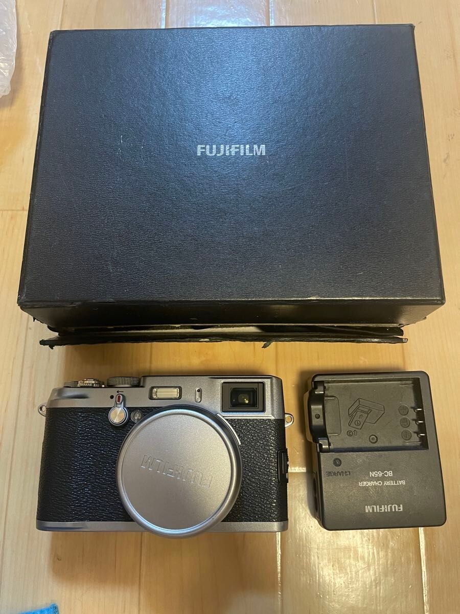 Fujifilm X100 12.3MP Silver Digital Camera X Series Near Mint Condition