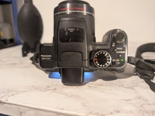 Panasonic LUMIX FZ38 Bridge Camera. Battery And Charger - Picture 8 of 15