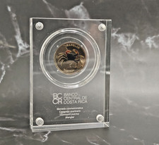Moneda a prueba de cangrejo coloreada Costa Rica 50 colones. Soporte Acrílico Oficial.