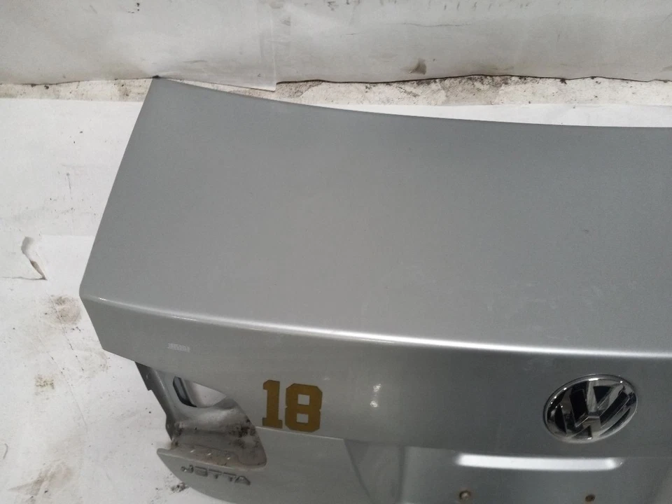 VOLKSWAGEN JETTA S 2008-2010 MONTAJE TAPA MALETERO Foto 4 de 4