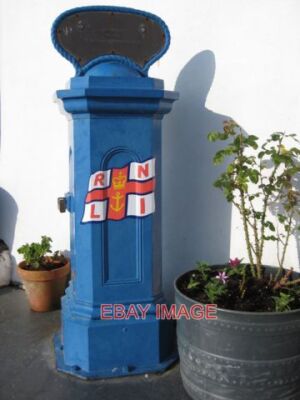 FOTO RNLI CHARITY BOX CLOVELLY DIE HELLE MORGENSONNE SCHEINT AUF EINE RNLI CHARIT