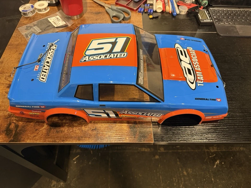 Kit de fábrica Team Associated SR10M con carrocería nueva - nuevo nunca usado Foto 2 de 4