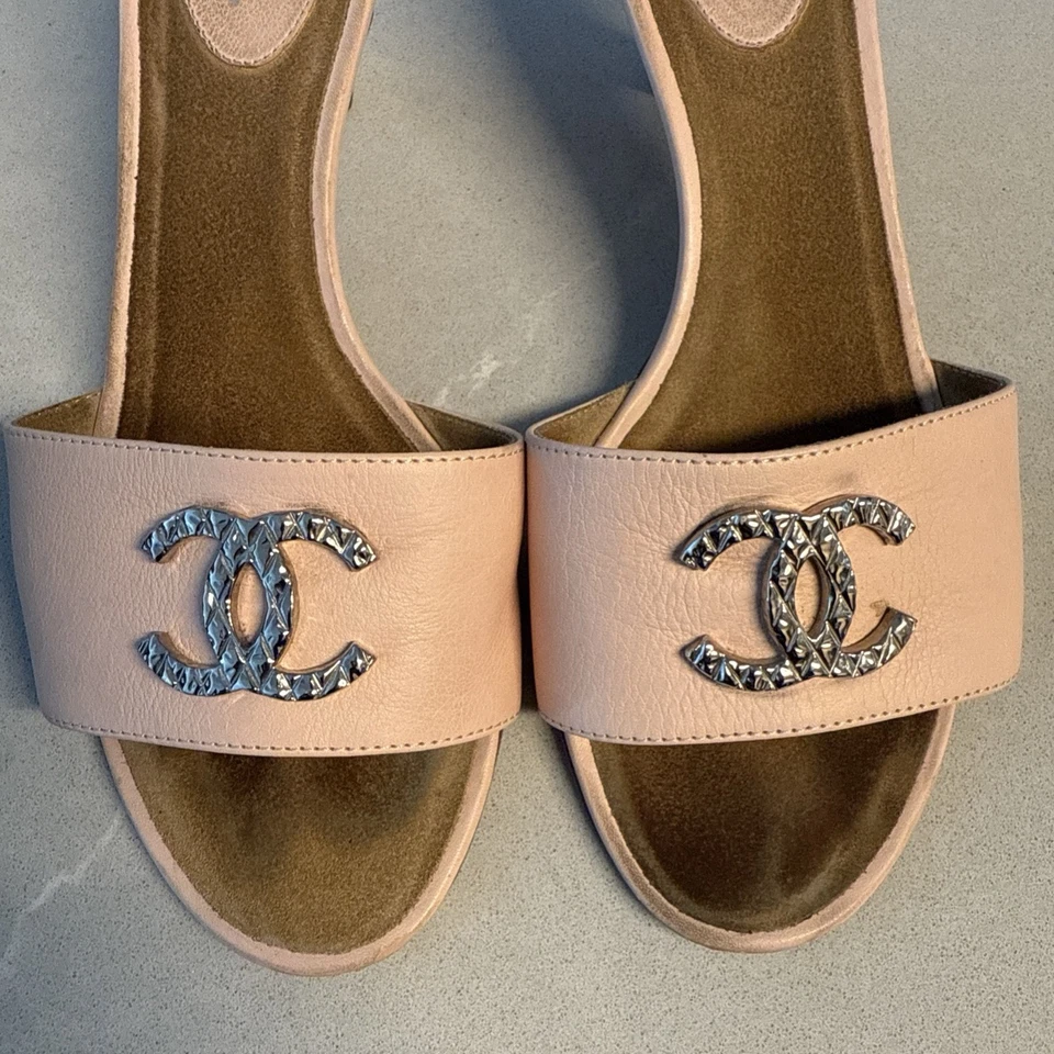 Salto deslizante CHANEL couro prata logotipo CC 36 - Imagem 3 de 4