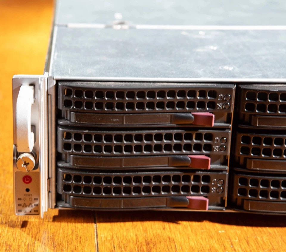 Servidor Barebone Supermicro 6028U-TR4T+ 2U con X10DRU-i+ y rieles Foto 2 de 4