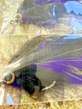 Mosche d'acqua salata 2 V Fly taglia 6/0 Ultimate nere e viola Brushy Gaint Trevalley