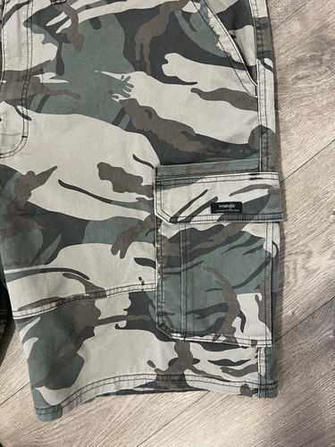 Wrangler Camo Relaxed Fit Shorts Size 46 New - Picture 4 of 5