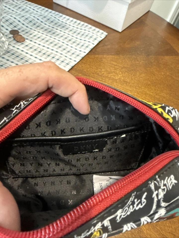 NUEVO CON ETIQUETAS - DKNY Graffiti Cremallera Superior Bolsa de Cosméticos, 9 x 4.5 x 3.5 Foto 2 de 4