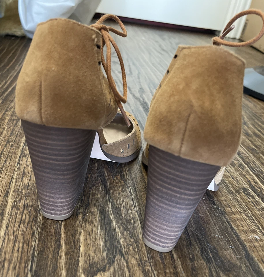 Zapatos de tacón de cuña de gamuza/cuero tostado restringido de 3,5" con detalle frontal de corbata 5,5 M Foto 2 de 4