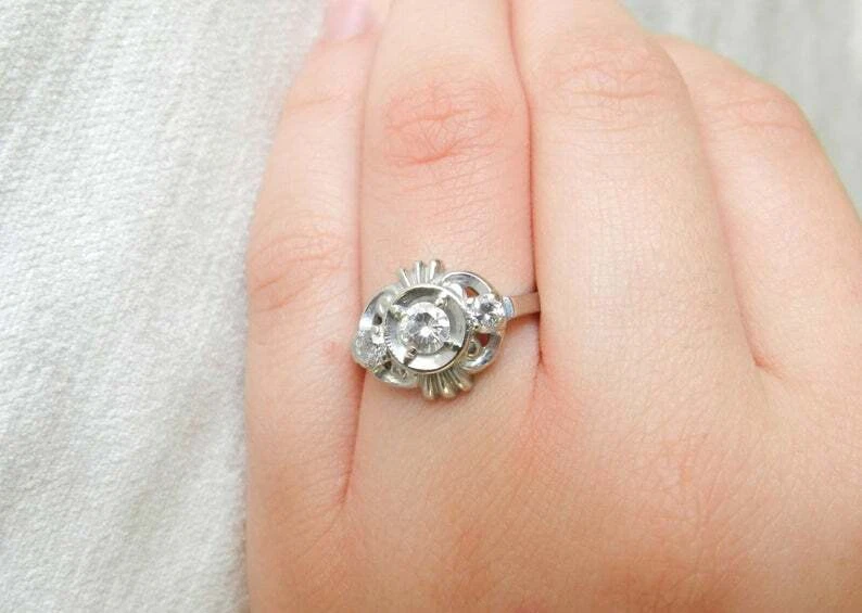 Anillo de compromiso de plata de ley con halo de diamantes redondos blancos de 2,20 quilates de tres piedras Foto 3 de 4