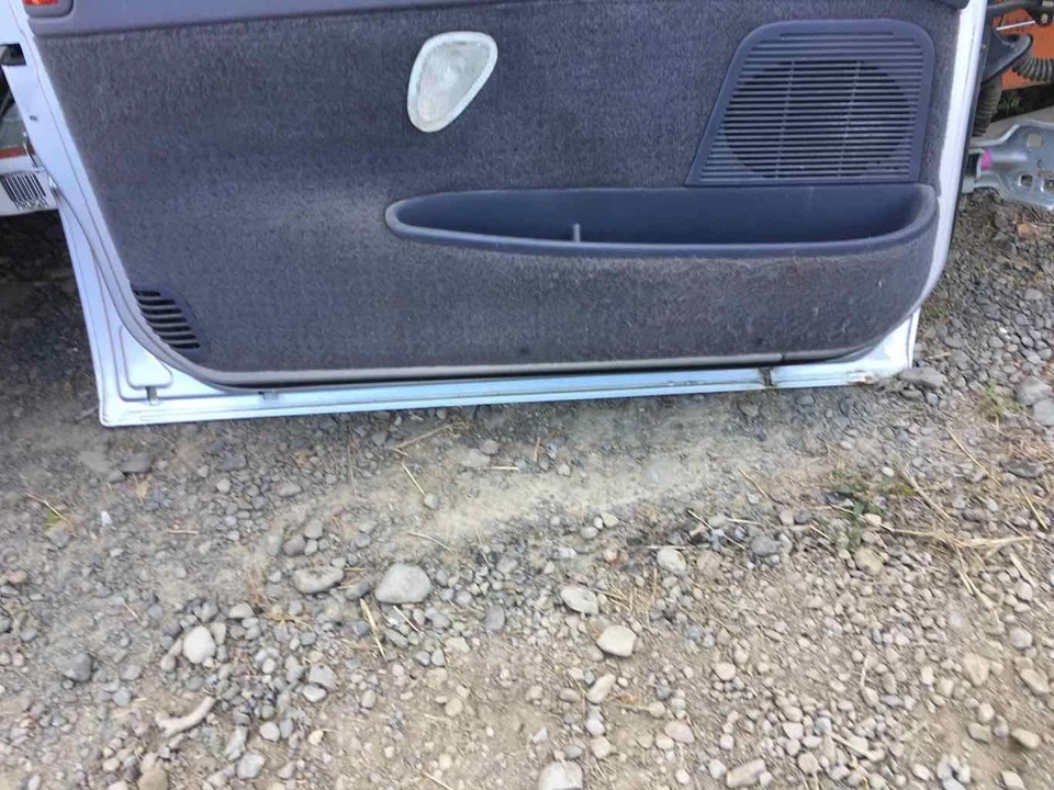 00 CHRYSLER TOWN CNTRY Front Door - Image 3 of 3