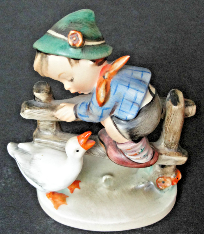 Hummel Goebel Figurine 195/2/0 ,TMK-2 "Barn Yard Hero " 4.0" Full Bee.  EX!! 