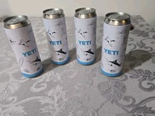 Cuatro soportes YETI Slim Lata Colster exterior/azul/blanco