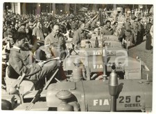 1953 ROMA Piazza Esedra - Consegna di trattori FIAT 25C agli agricoltori *Foto