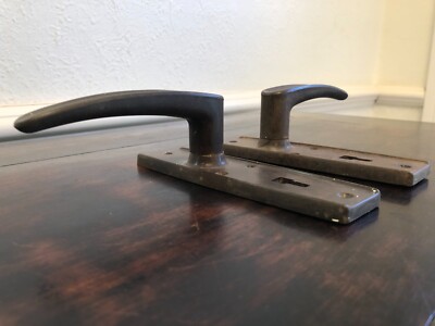 EIN PAAR BRAUNE VINTAGE EVERITE BAKELIT TÜRGRIFFE BA1549