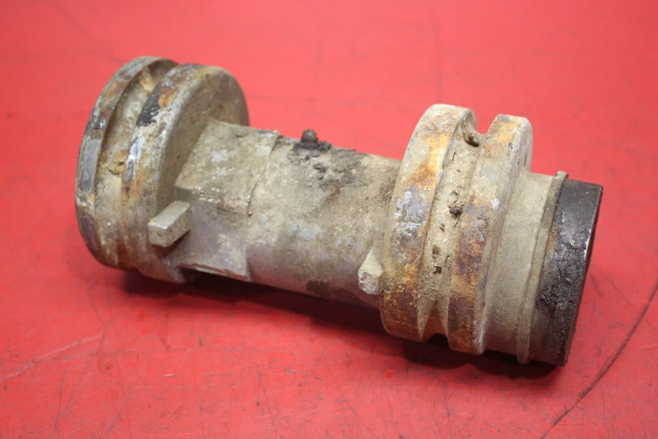 2005 POLARIS TRAIL BLAZER 250 TUBO DE SUPORTE DE ROLAMENTO DE EIXO TRASEIRO 5134460 - Imagem 2 de 4