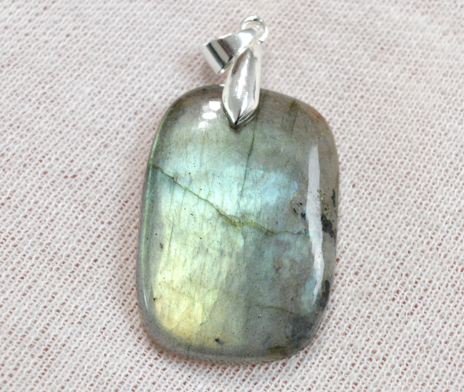 Pendentif en labradorite de Madagascar 40 carats, un talisman de protection aux reflets magiques