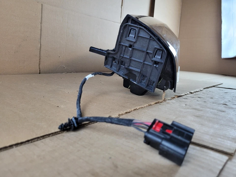 2025 CADILLAC ESCALADE LED RH PASSENGER-SIDE OEM TAIL LIGHT 194584 - Image 3 of 4