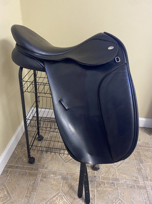 18'' Thorowgood Synthetic Dressage Saddle with Interchangeable Gullet