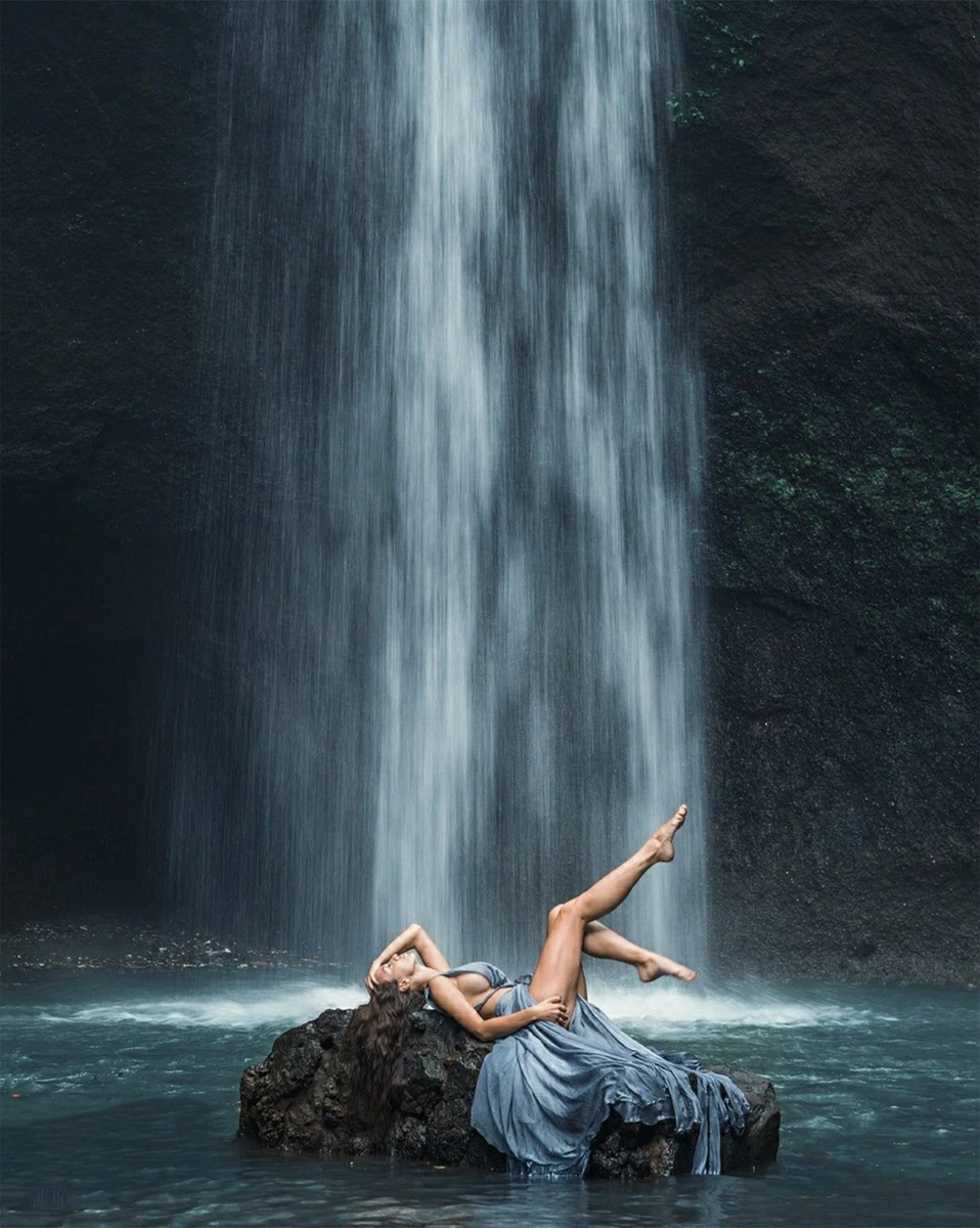 Wasserfall Frau Kunst Poster Wanddeko AI Dateiformat
