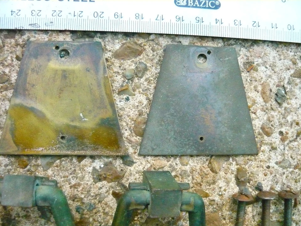 Juego de tres perillas de cajón triangulares Art Deco vintage de latón macizo Foto 4 de 4