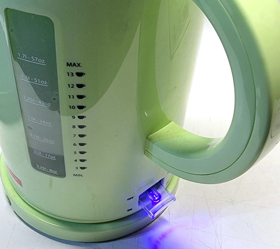 Hervidor de agua eléctrico de plástico Bodum Ettore 57 onzas 1,7 litros amarillo 11175 de colección Foto 4 de 4