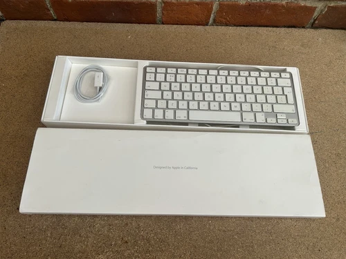 Genuine Apple A1242 Wired Keyboard with 2 USB Port one on each side  in V/G/C