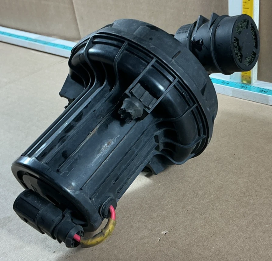 Bomba de inyección de aire secundaria Volkswagen Golf 2006-2008 URO 022959253A OEM Foto 2 de 4