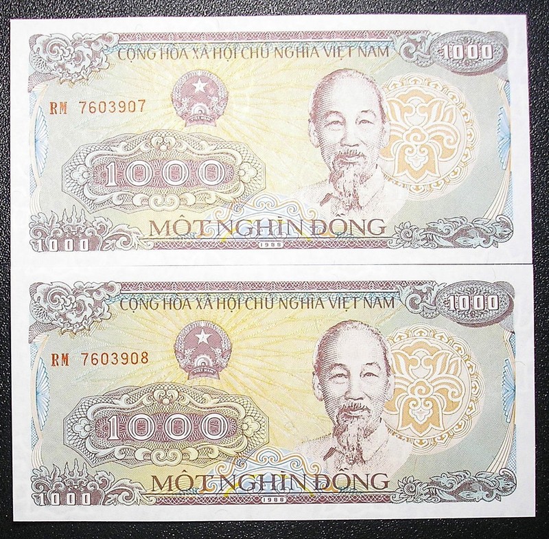 Two 1988 VIETNAM 1000 Dong Banknotes S/N-RM 7603940 and 41 UNC.