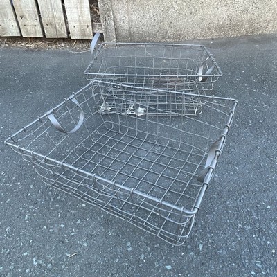 Zwei Vintage Utility Drahtkörbe 