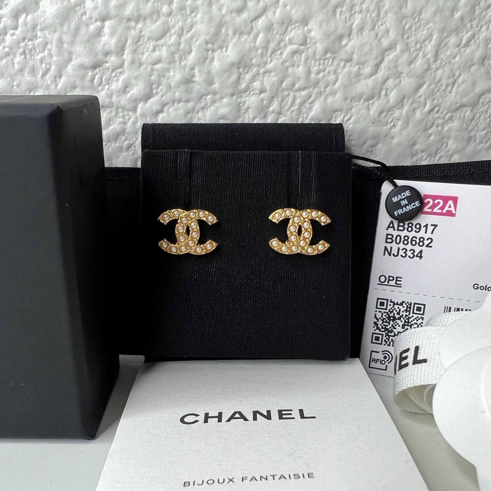 Kompatibel med skandaløse Brød NWT 22A Chanel Classic CC Logo Gold Pearl White Stud Earrings | eBay