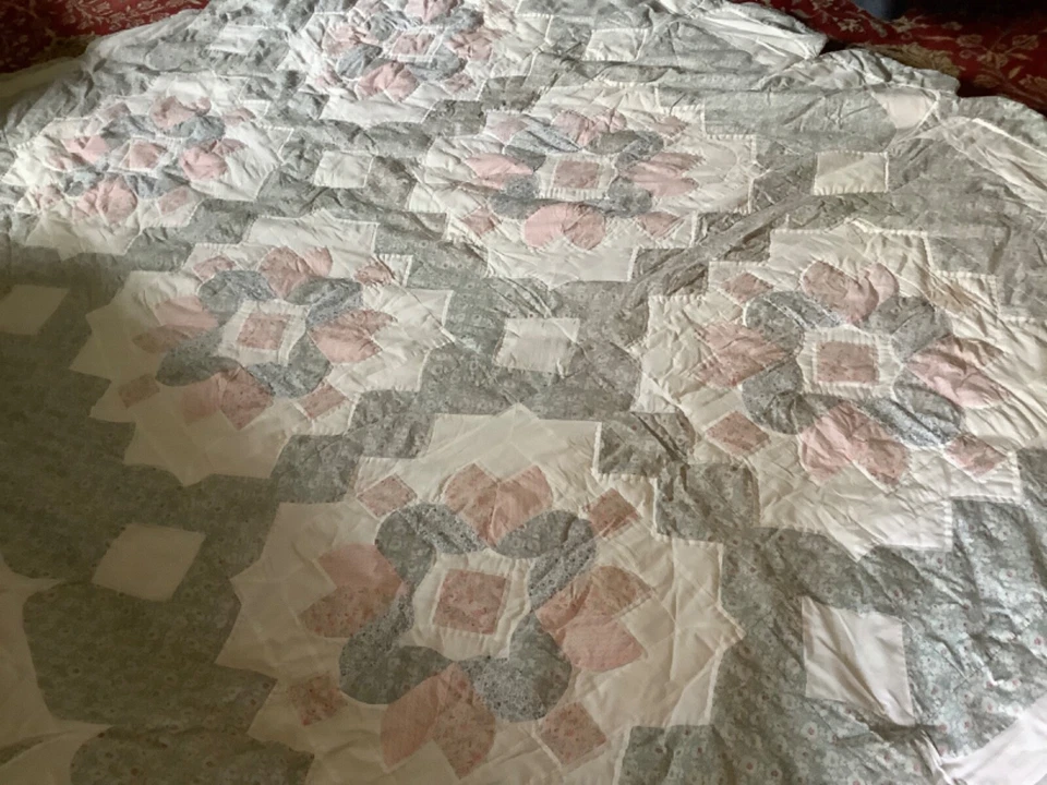 Two of these twin size comforters in twin size.But the price is for one. - Image 2 of 4